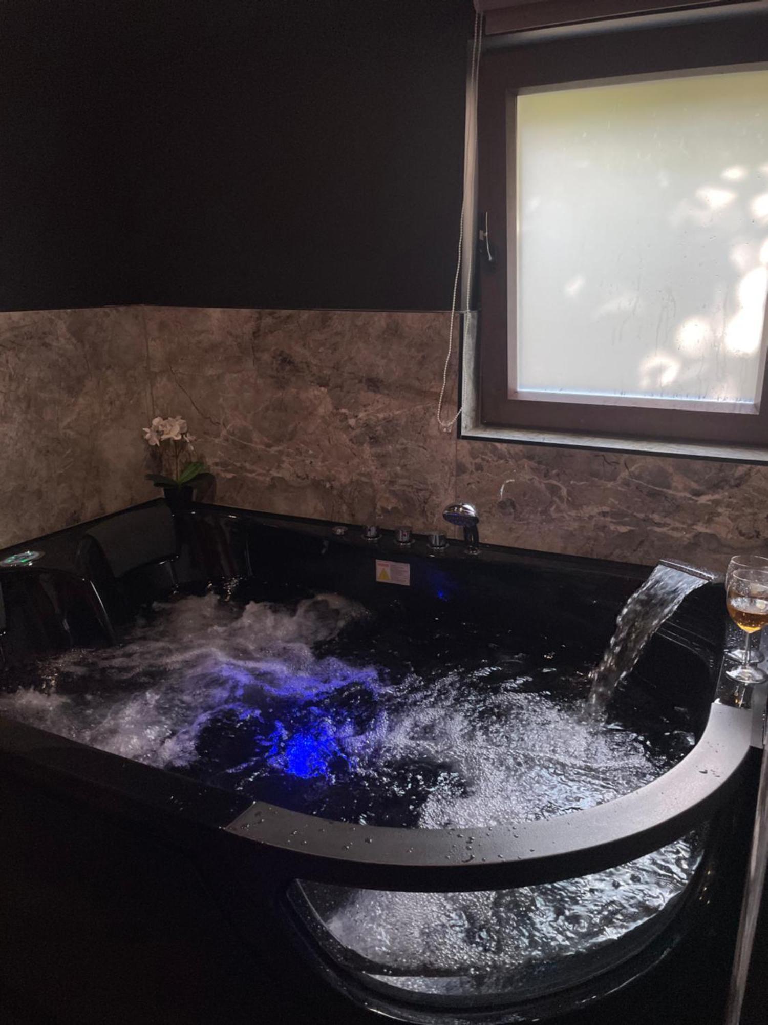 Jacuzzi Love Room Mulhouse Kültér fotó